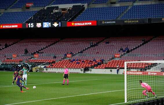 מסי כובש מהנקודה // צילום: רויטרס